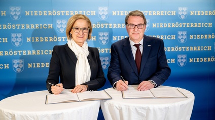 Landeshauptfrau Johanna Mikl-Leitner und Wirtschaftskammer NÖ Präsident Wolfgang Ecker unterzeichneten die Verlängerung für die NAFES-Aktion.