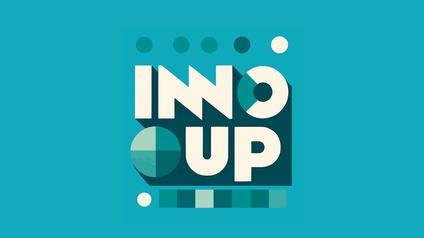 Sujet der inno up Challenge. Auf türkisem Untergrund stehen die Wort Inno up. 