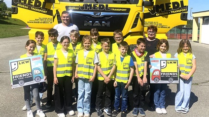 Direktorin Claudia Kröpfl-Kögl und LKW-Fahrer Jonas Panner mit den Kindern der 3. Klasse der Volksschule St. Martin an der Raab