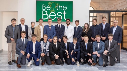 Die acht Teams, die ihre Projekte beim Finale von „Be the Best 2024“ in der Tiroler Wirtschaftskammer präsentierten, mit dem Vorstandsvorsitzenden des Fördervereins Technik, Oswald Wolkenstein (2.v.l.) sowie den Jury-Mitgliedern Klaus Vogler (l.), Benjamin Massow (2.v.r.) und Wolfgang Eichinger (r.).