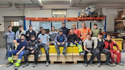 Die Berufsschüler der Bau-Klasse nahmen das Schalholz in der Berufsschule in Pinkafeld entgegen.