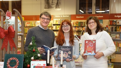 Gunther Drexler, Obmann des Spielwarenhandels und des Buchhandels mit seinen Mitarbeiterinnen Elisabeth Sobl und Bianca Panny (v. l.).