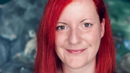 Eine lächelnde Frau.