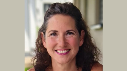 Eine lächelnde Frau.