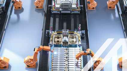 Orangene Roboterarme auf einer Montagelinie mit Batteriezellenmodul für Elektroautos 