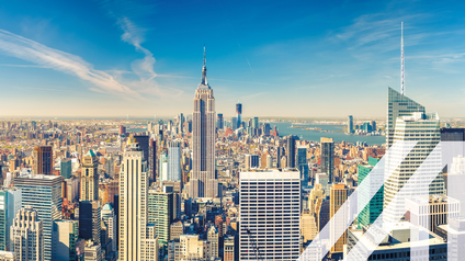 Blick auf die Insel Manhattan mit vielen bekannten Wolkenkratzern, umgeben von Wasser