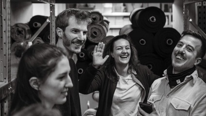 Portraitaufnahme in Schwarz-Weiß einer Gruppe von Menschen, unter anderem des Erasmus Jungunternehmers Klaus Buchroithner 