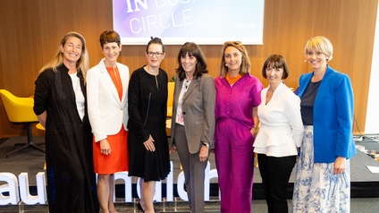 Gruppenfoto vom Woman in Business Circle mit Martha Schulz in der Mitte 