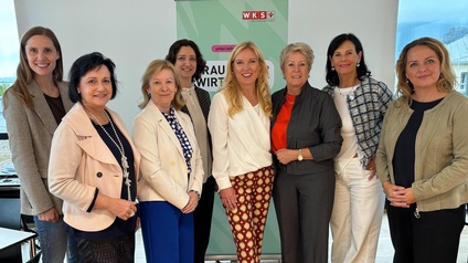 FiW-Austausch (v.1.): KommR Michaela Hilber, Obfrau der Volkswirtschaftlichen Gesell­schaft, Conny Hörl, Unter­nehmerin und Finanzexpertin, sowie KommR Andrea Stifter, FiW-Vorsitzende.