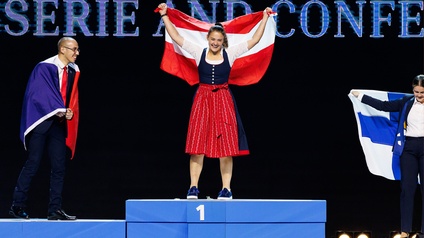 Die Godmedailliengewinnerin im Handwerk Konditor Anna Saurer bei der Siegereherung bei den EuroSkills 2023