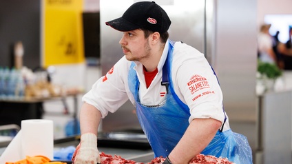 Ferdinand Sorger während des Wettbewerbs im Handwerk Fleischer bei den EuroSkills 2023 in Danzig