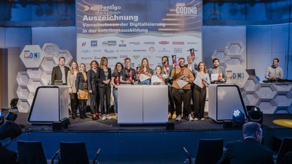 Gruppenfoto mit Auszeichnungen vom CodingDay