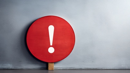 KI-generiertes Bild eines großen, roten Kreises in der linken Bildhälfte vor einer grauen Wand. Im roten Kreis ist ein weißes Rufzeichen.