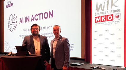 Zwei Personen auf der Bühne