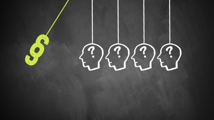 Illustration eines dunklen Hintergrunds. Von oben hängen die Umrisse von vier Köpfen von Personen an Seilen herunter. In den Köpfen sind Fragezeichen. Links davon schwingt der Umriss eines Paragrafenzeichens auf die Köpfe zu