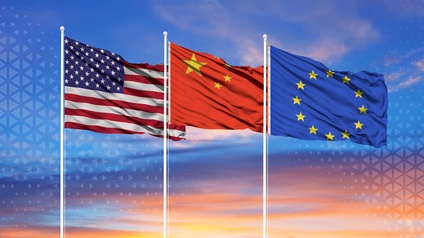3D-Rendering dreier Fahnenstangen nebeneinander. Ganz links ist die Flagge der USA, in der Mitte ist die Flagge Chinas und rechts ist die Flagge der EU