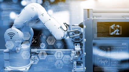 Seitliche Aufnahme eines weißen Roboterarms, der neben einem schwarzen Kasten ist. Darüber sind verschiedene Symbole gelegt, zum Beispiel ein Zahnrad, Werkzeug, eine Fabrik, die Zahlen null und eins etc