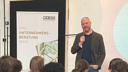 Vortragender spricht zu sitzenden Teilnehmern