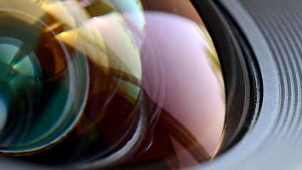 Detailansicht einer Kameralinse mit Spiegelungen