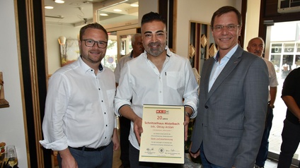 Bürgermeister Erich Stubenvoll, Oktay Arslan mit Urkunde in der Hand, Bezirksstellenobmann Gernot Wiesinger 