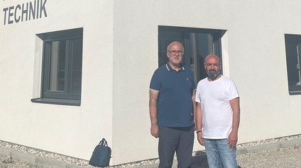 Thomas Petzel und Sedat Arslan vor der Firma