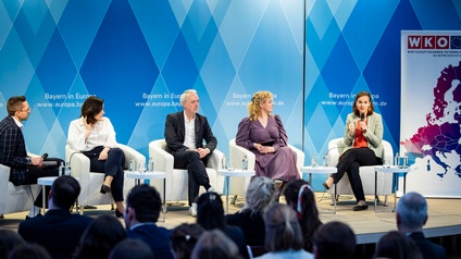 Teilnehmer:innen auf Podium