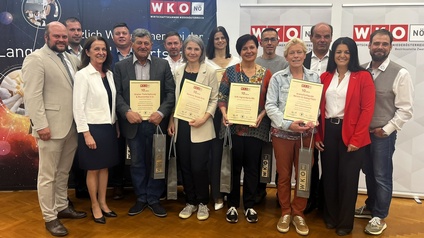 Gruppenbild mit Urkunden