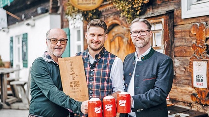 Der „Wirtshausführer Bierwirt 2026“ in Vorarlberg heißt Christian Walch. Im Bild mit seinem Nachfolger German Walch (Mitte) – überreicht wurde die Auszeichnung von Stiegl-Bierversilberer Lukas Wolf (re).
