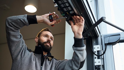 Monteur arbeitet am Fenster