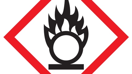 Schwarzes Symbol eines Kreises auf schwarzer Linie mit Flammen rot quadratisch umrandet auf weißem Hintergrund