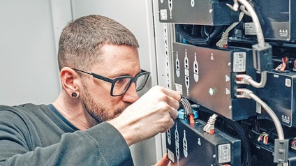 Assemblierung eines Energiespeichercontainers im Inneren der Anlage.