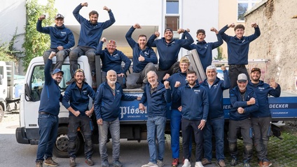 Das starke Team der Spenglerei Plössl glänzt mit seinen Arbeiten meist hoch über den Straßenzügen Innsbrucks.