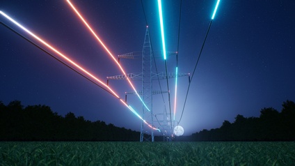 Eine grafische Darstellung zeigt mehrere Strommasten in einer Landschaft bei Nacht. Zwischen den Masten verlaufen Hochspannungsleitungen. Entlang der Leitungen sind farbige Lichtlinien in Blau, Grün und Rot dargestellt