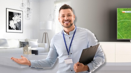 Ein Händler blickt lächelnd in die Kamera, daneben das Logo der WKW