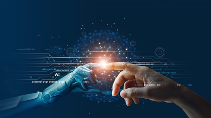 Menschliche und Roboterhand vor digitalem Datennetzwerk als Symbol für Künstliche Intelligenz, Machine Learning und technologische Innovation.