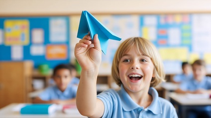 5. Bildungsforum, Schulkind mit Papierflieger