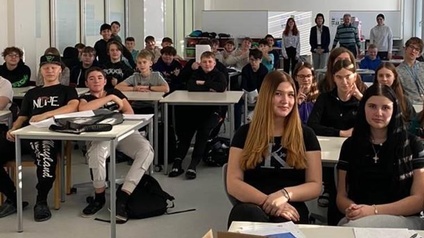 Schülerinnen und Schüler der 4. Klassen der MS Pinkafeld zeigten großes Interesse an den Ausführungen von Caroline Drexler (hinten, 2. v. l.) und Lehrling Elisabeth (hinten, 1. v. l.).