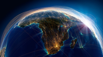 Dunkelblaues 3D-Rendering der Erdkugel im Ausschnitt mit dem Kontinent Afrika im Fokus, Overlay mit golden leuchtenden vernetzenden Linien