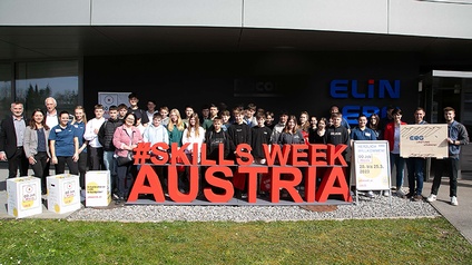 Große Menschengruppe, die für Foto vor Schriftzug Skills Week Austria posiert
