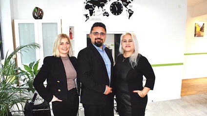 ANTS-IN-Geschäftsführer Adrien Gundogan mit seiner Schwester und Finanzchefin des Unternehmens, Nalan Gundogan (r.), und PR-Leiterin Lea Gereg 