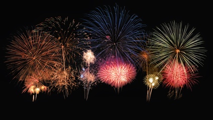 Ein buntes, großes Feuerwerk vor dunklem Himmel