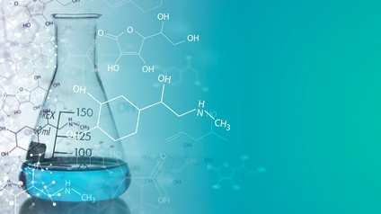Laborglas zu einem Teil mit blauer Flüssigkeit gefüllt vor blauem Hintergrund darüber Overlay von molekularen Verbindungen: Weiße Wabenstrukturen und Linien mit Schriftzügen O, HO, OH, HN, CH3