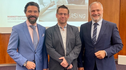 Robert M. Hieger (r.), Bundesgremialobmann der Handelsagenten in der WKÖ, Bundesgremialgeschäftsführer Christian Rebernig (l.) mit den Ergebnissen der aktuellen Branchenstudie, durchgeführt von Studienautor Mag. Stefan Anzinger, MARKET-Institut (M.)