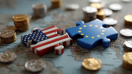 Partnerschaft zwischen den USA und der EU, dargestellt durch Puzzleteile über einer Weltkarte mit Münzen
