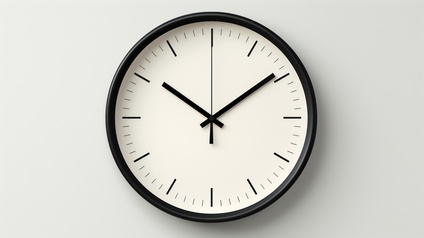 Schwarz-weiße Uhr vor einem weißen Hintergrund