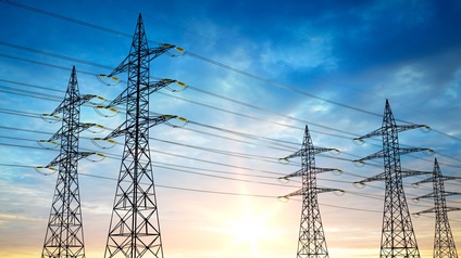 Starkstrommasten im Sonnenuntergang