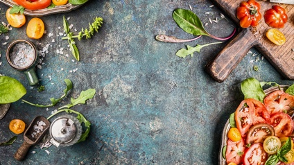 Gemüse auf einer Arbeitsplatte in Vorbereitung für einen Salat, Topview, Vogelperspektive