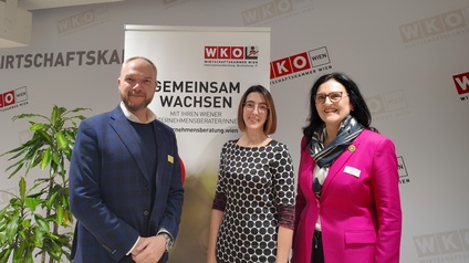 ein Mann, zwei Frauen stehend