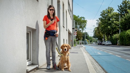 Eine blinde Frau mit dem Hund. Die App soll sicher durch den Verkehr geleiten.