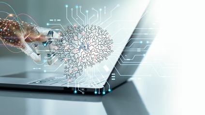 Seitliche Aufnahme eines aufgeklappten Laptops, auf den die Hand einer Person deutet. Die Finger der Person sind die Finger eines Roboters. In der Mitte ist eine Grafik vieler Linien, in deren Mitte AI steht